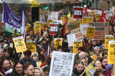 英國多個大城市周六出現一系列抗議活動，人們走上街頭，就生活成本危機、加薪、保護氣候等主題表達訴求。歐新社