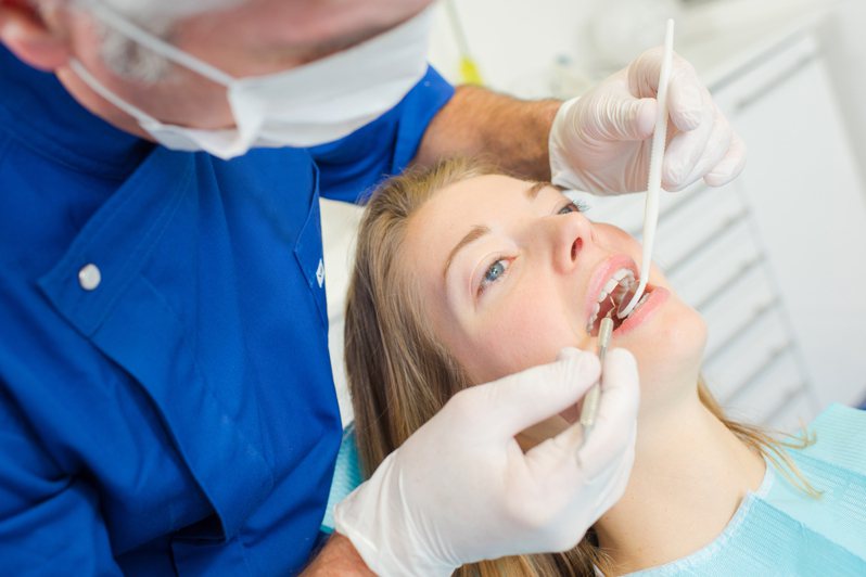 一名女網友透露，日前因為牙齦問題前往某間牙醫診所看診，原本只有拍X光和讓醫生檢查口腔狀況，事後卻從「全民健保行動快易通APP」健康存摺發現自己「被偷申報洗牙」。 示意圖／Ingimage
