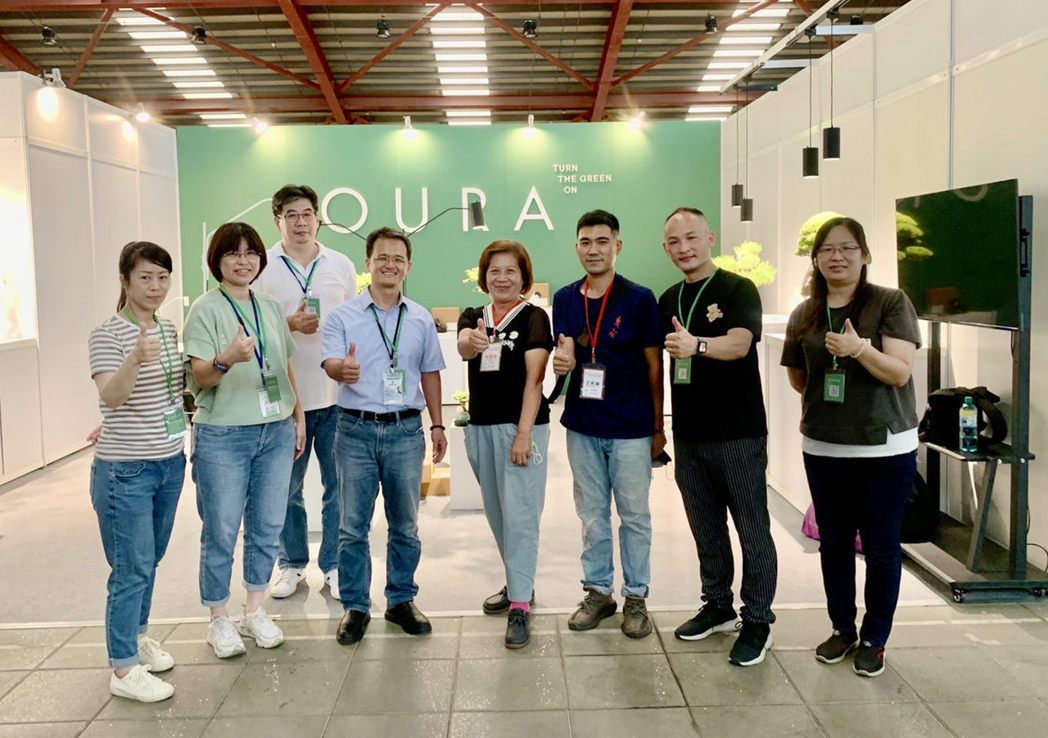 OURA植物照護燈團隊與2022華風展主辦單位團隊讓參展民眾能感受到OURA在室...