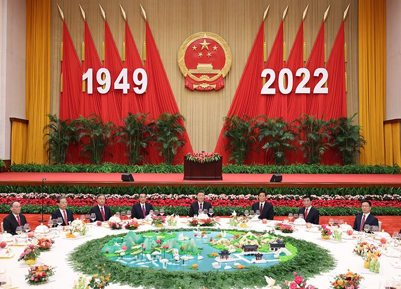 习近平（右四）与中共党和国家领导人9月30日晚间出席「国庆招待会」。（新华社）(photo:UDN)