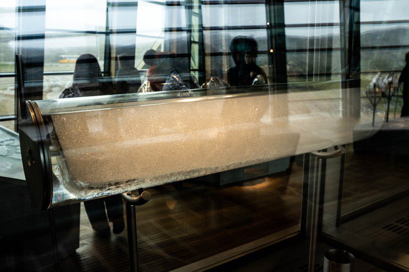 格陵蘭伊魯利薩特冰峽灣遊客中心展示的「冰芯」樣本。記者陳靖宜／攝影