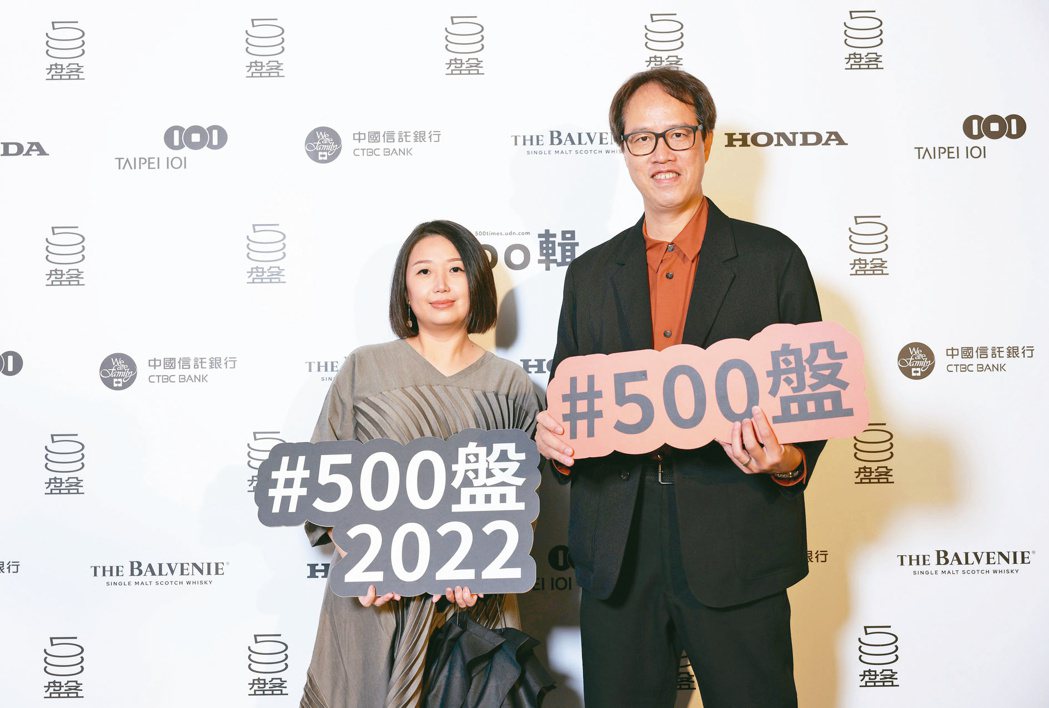 評審區 作家洪愛珠(左)與資深雜誌工作者黃威融。圖／500輯提供