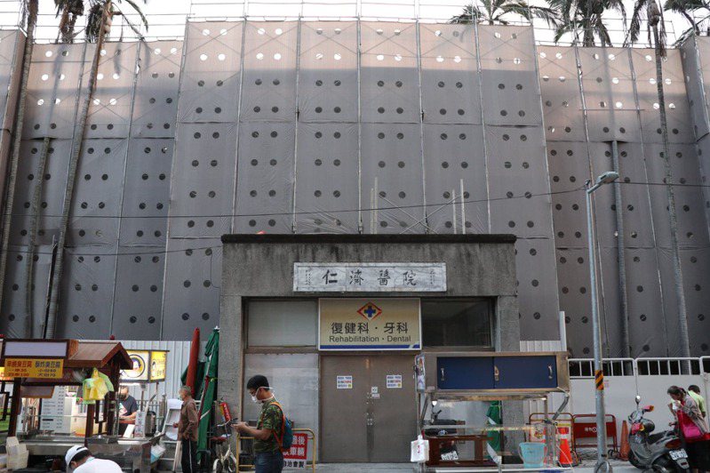 台北仁濟院是文化局列冊追蹤的建物，卻被發現8月起悄悄進行工程，引起文資團體關注。圖／民眾提供