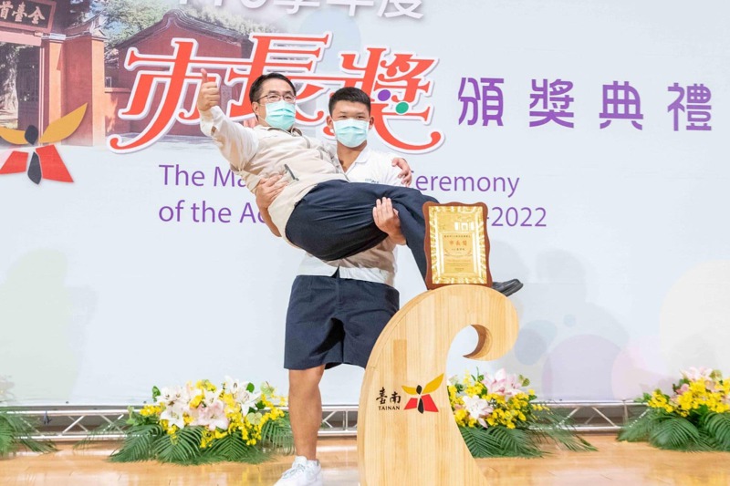 台南市長黃偉哲在今年畢業季「市長陪你拍」活動，親和表現備受好評。圖／取自臉書