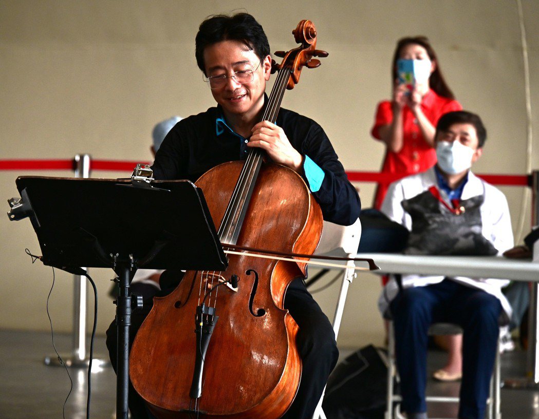 大提琴家張正傑老師帶來精彩的表演(中鋼集團教育基金會/提供)