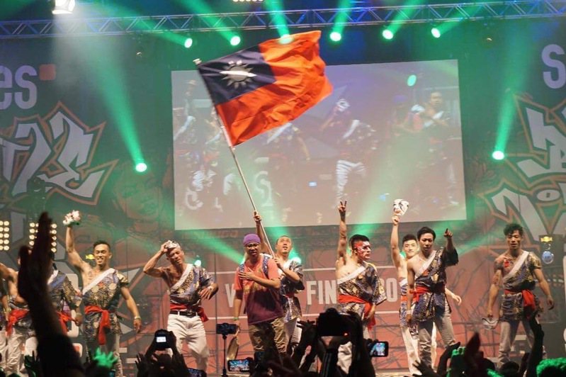 台中亨泰舞團2017年代表台灣出征德國，拿下世界第4的佳績，國旗飆揚國際。圖／亨泰舞團提供