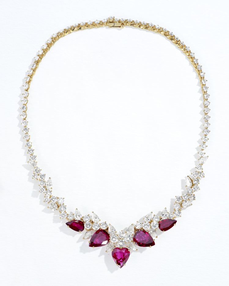 展品之一為1981年的Eleonor項鍊，黃k金鑲嵌鑽石與紅寶石。圖／斐登提供