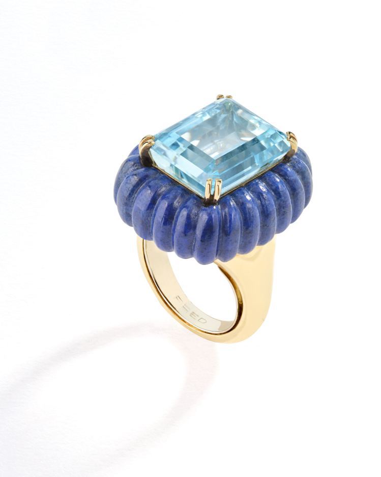 展品之一為約1970年代的黃K金戒指，鑲嵌海水藍寶石與青金石。圖／斐登提供