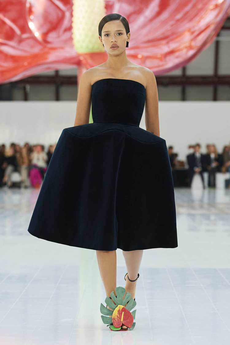 簡約俐落的現代的裙撐出現在LOEWE 2023春夏系列女裝上。圖／LOEWE提供