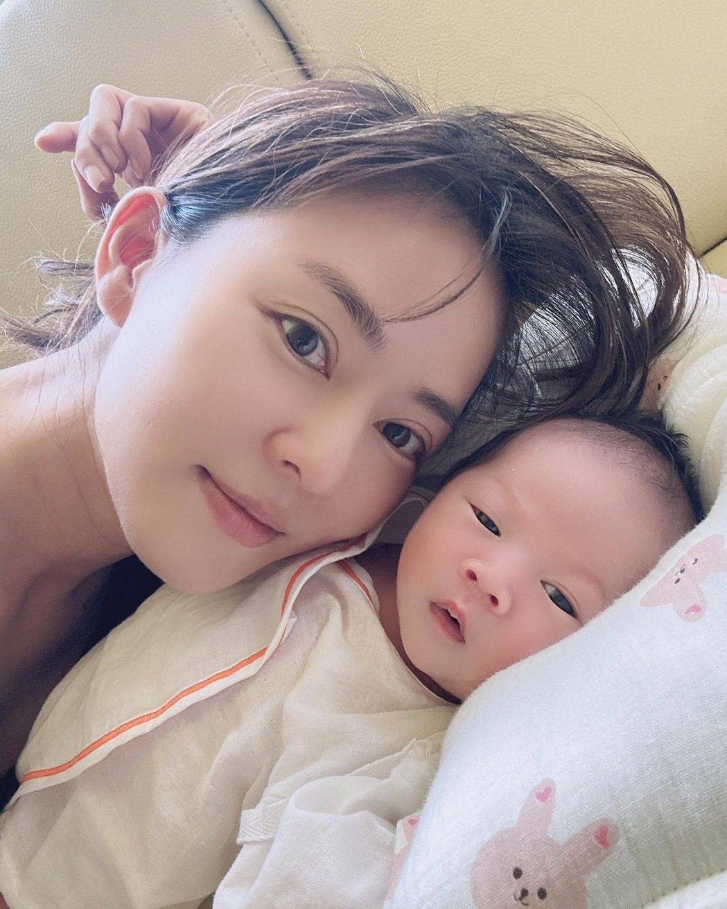 劉香慈po抱嬰兒照被誤會生第三胎。圖／摘自臉書