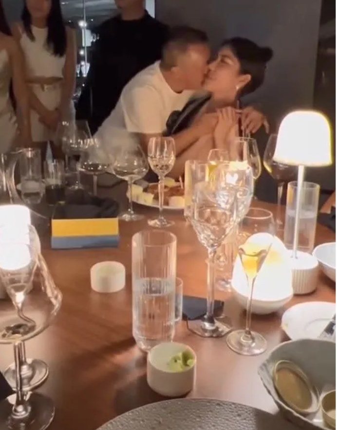 曾志偉（左）在黎峇菈的生日會上當眾獻吻。圖／摘自IG