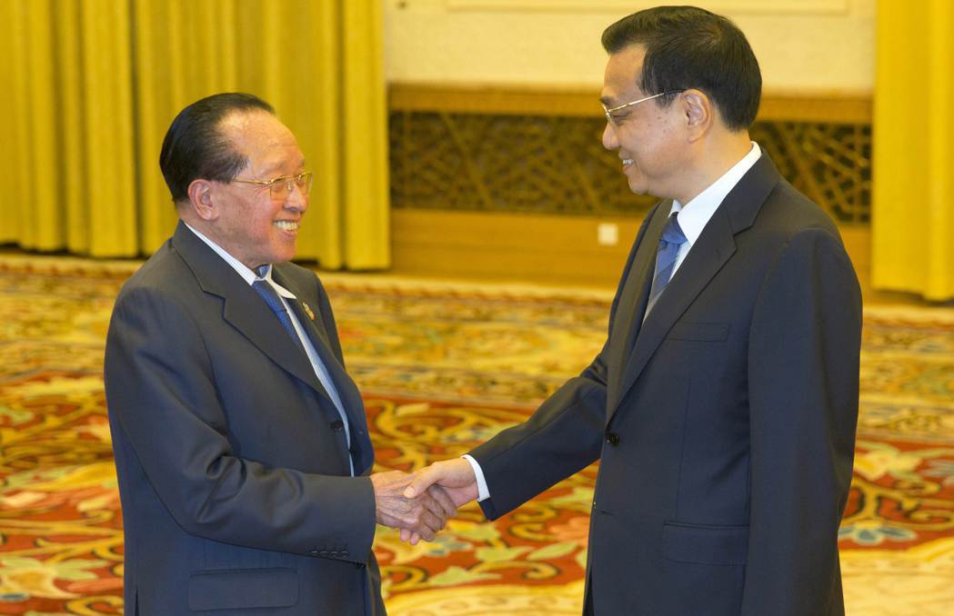2013年時任柬埔寨外交和國際合作部國務秘書的高金華（左）在北京會見中國大陸總理...