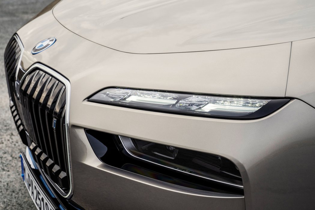 全新的BMW飾光水箱護罩與SWAROVSKI水晶鑲嵌光型變化智慧LED頭燈，結合...