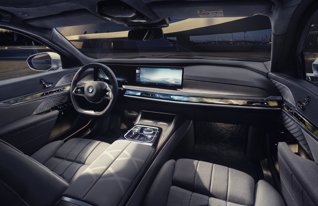 全新世代BMW 7系列導入由12.3吋虛擬數位儀錶、14.9吋中控觸控螢幕所構成...