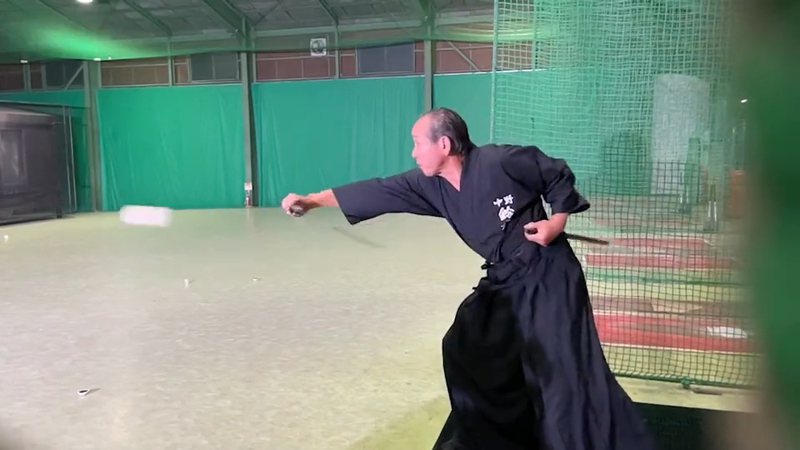 日本武術家鈴木勇悅用精湛的拔刀術，輕鬆將160公里快速球砍成兩半。圖擷自twitter