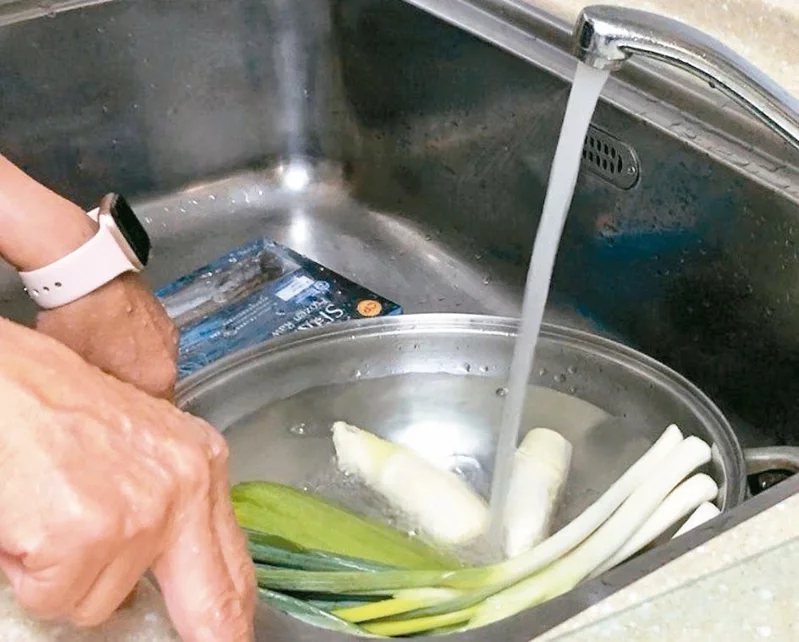 洗蔬菜用「流動的水」細小的水慢慢溢流清洗。 圖／本報資料照片