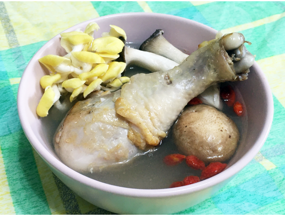 「菇菇雞湯」食材取得容易，料理工序簡單，不用半小時就能輕鬆上桌。 記者陳俊智／攝...