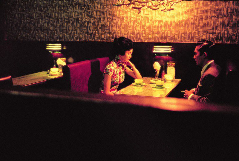 張曼玉(左)、梁朝偉合作的「花樣年華」是愛情電影經典。圖／CATCHPLAY提供