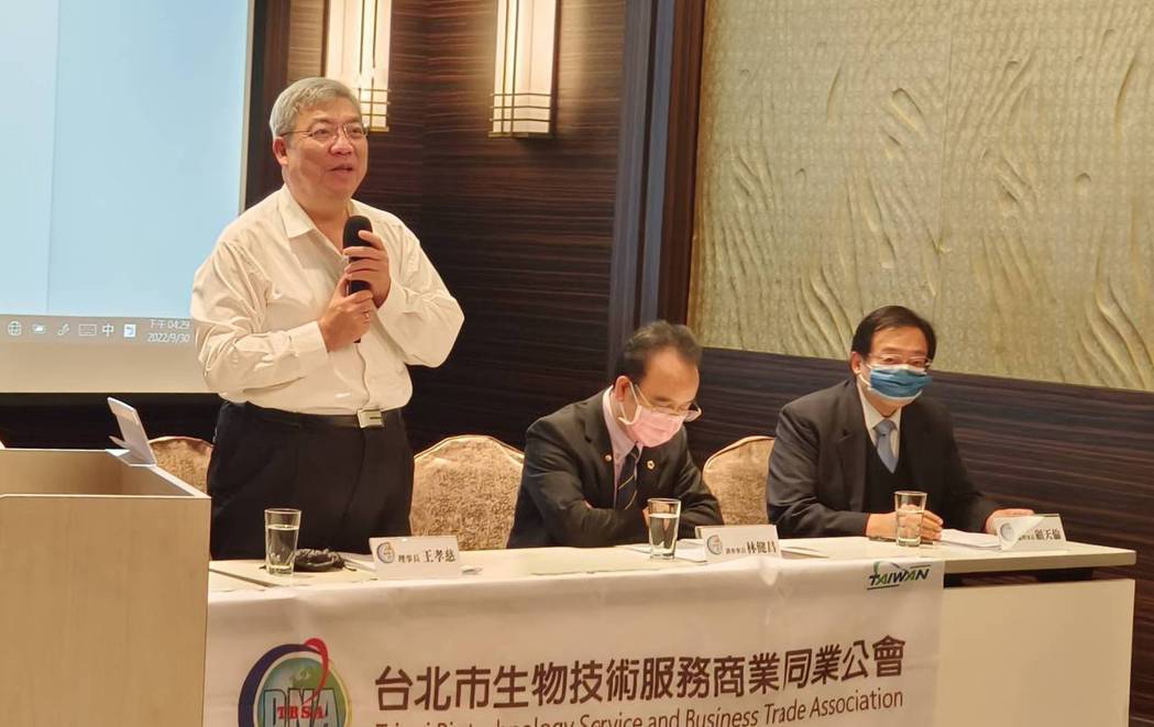(左起)第六屆理事長王孝慈、創會理事長 林健昌、副理事長顧天倫。