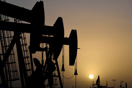 在OPEC+宣布2020年以來最大規模減產後，油價突破每桶88美元。路透