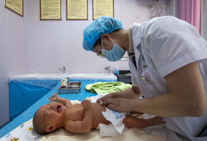 多年來，中國的出生率一直在下降。從2012年習近平上台到2021年，嬰兒年出生率已驟減逾45%，去年僅有1060萬。圖／新華社