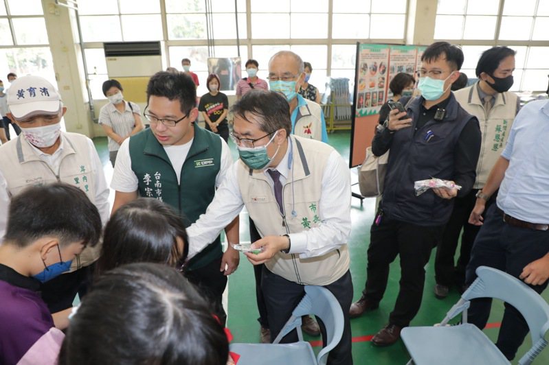 台南鹽水數位機會中心揭牌，市長黃偉哲表示會努力縮短數位城鄉差距。記者周宗禎／翻攝