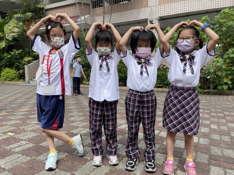 台中市太平區東平國小最近換了新校服，學生穿起來顯得神采奕奕。圖／東平國小提供