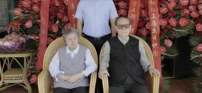 大陸前國家主席江澤民和夫人王冶坪。（微博照片）