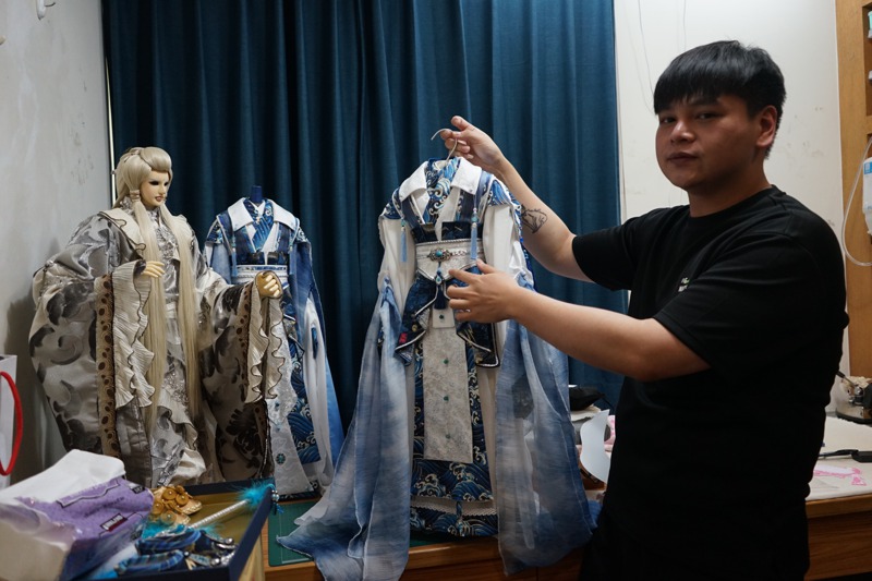 陳詠淳因為熱愛布袋戲，選擇服裝設計，並走上偶衣師之路。記者王燕華／攝影
