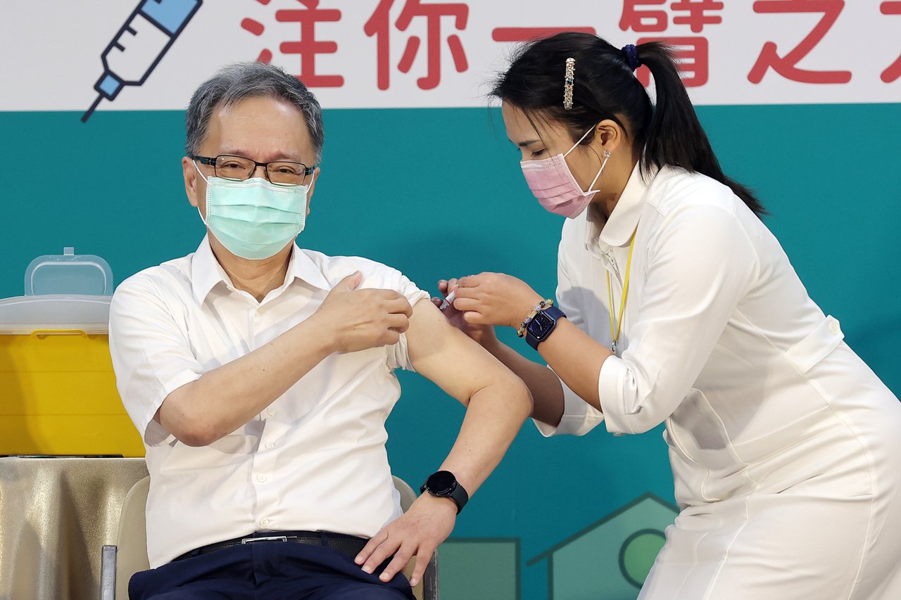 公費流感疫苗開打，薛瑞元（左）率先接種流感疫苗。記者許正宏／攝影