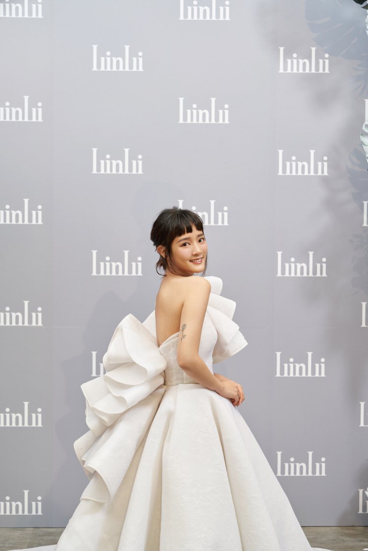 女星王淨詮釋LinLi Boutique永續婚紗系列。圖／LinLi Boutique提供