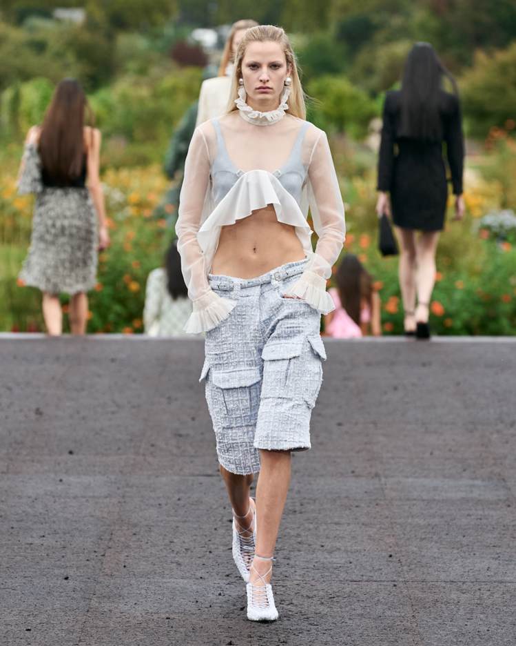 來自洛杉磯的LA cool與巴黎時尚在GIVENCHY 2023春夏女裝中接軌。...