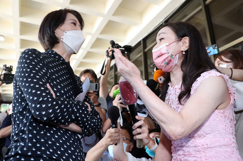 媒體人周玉蔻（右）日前現身北檢道歉，還與到場的台北市議員王鴻薇（左）爆發激烈口角互罵，兩人互罵「不要臉」、「蟑螂」、「老鼠」。圖／報系資料照