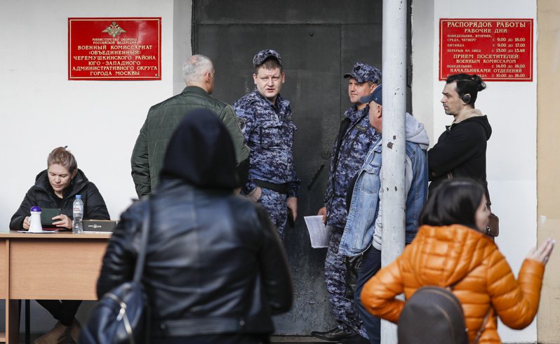俄国总统普亭9月21日下达局部动员令，图为莫斯科一处征兵办公室前排队报到的后备军人。欧新社(photo:UDN)