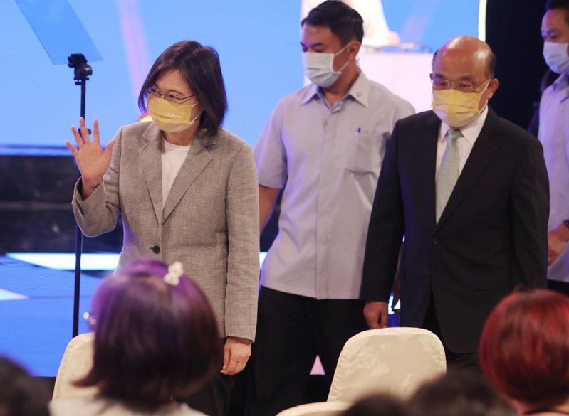 蔡英文總統（左）、行政院長蘇貞昌（右）今天出席公共電視Taiwan Plus頻道開播記者會。但兩人都未提及鏡電視申照風波等敏感話題，致詞後便匆匆離場，並未受訪。記者曾原信／攝影