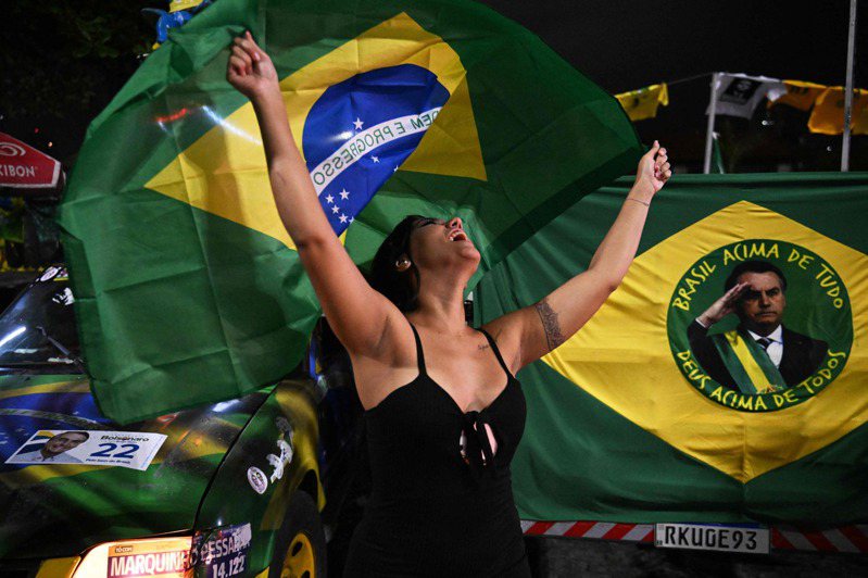 現任總統晉級 保住連任機會 巴西現任總統波索納洛保住一線生機晉級決選，支持者振臂歡呼。（法新社）