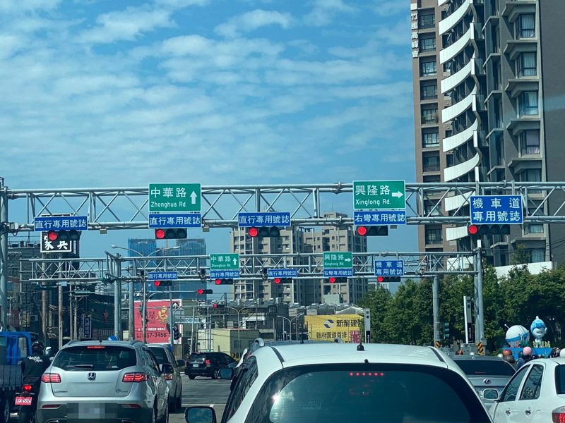 新竹縣的這個路口超狂，一口氣設置了12個紅綠燈號誌，讓人不知究竟要開往何方。圖擷自路上觀察學院