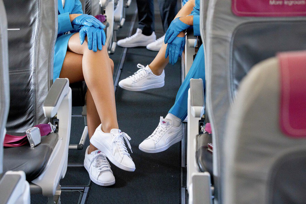 冰島的廉價航空司PLAY Airlines也允許機組人員穿運動鞋值勤，以降低工作...