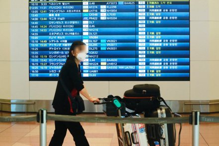 日本政府計畫下周起取消對國際遊客的入境限制，以此減輕物價上漲抑制國內需求的影響。本報資料照片
