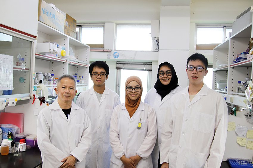 王健家教授團隊集合了優秀的本地與外籍學生，成果已第二次登上國際頂尖期刊《核酸研究...