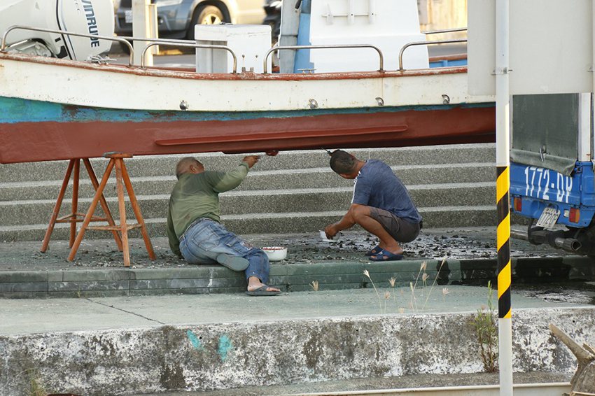 影像記錄碼頭維修漁船的工人，用在地視角說出最道地的故事。 中原大學/提供