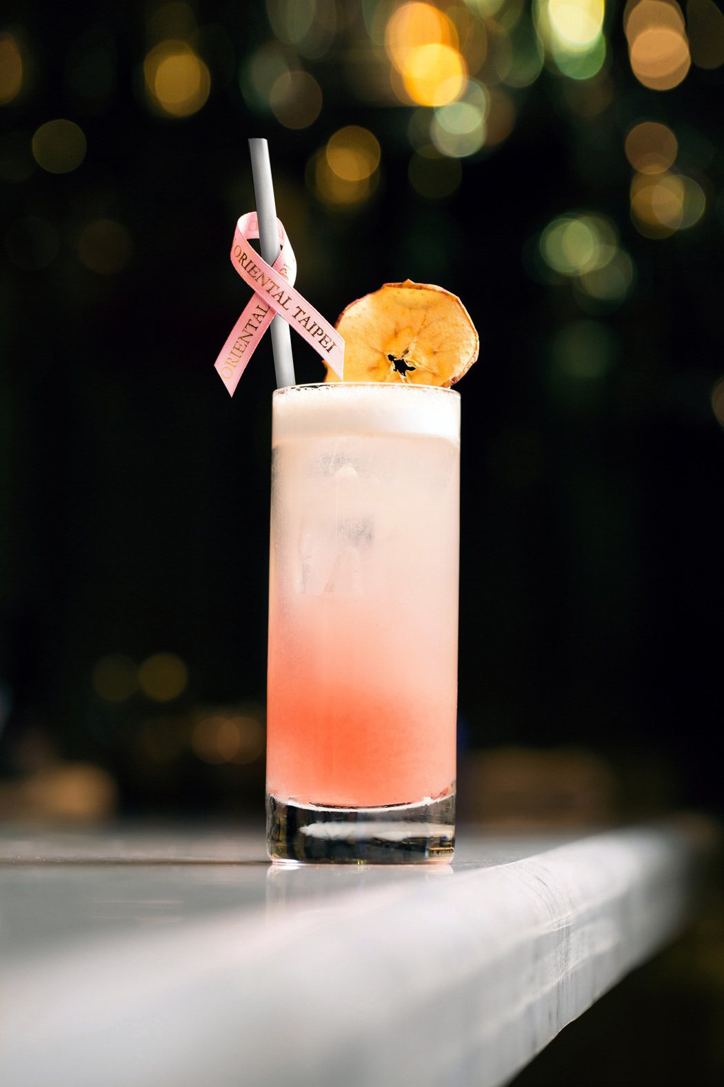 台北文華東方酒店M.O. Bar推出粉紅限定調酒「文華費司」，銷售盈餘將捐款為女...