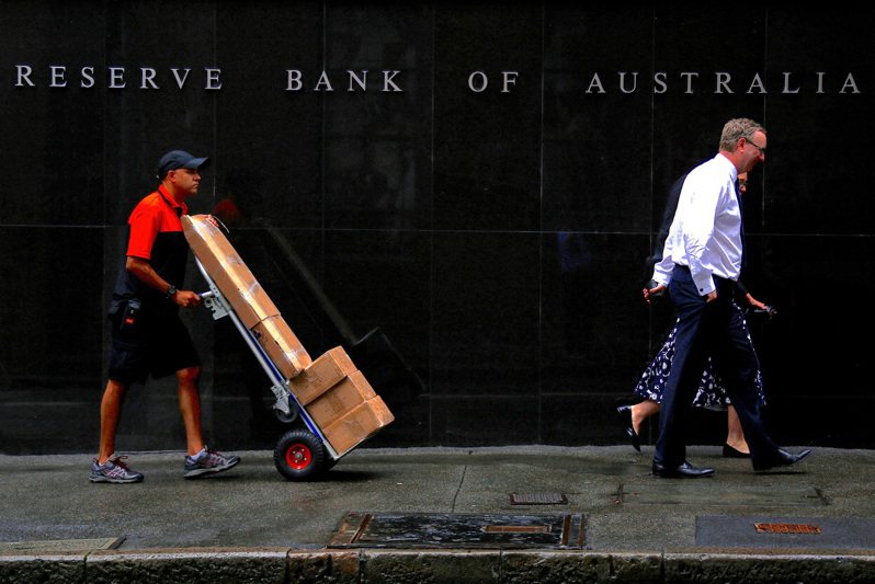 澳洲中央銀行今天決議的升息幅度低於外界預期，激勵澳洲股市勁揚，收盤大漲3.8%，但拖累澳元兌美元匯價走貶。官員日益憂心升息和通膨造成全球經濟減緩。路透社
