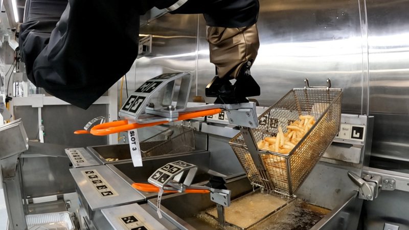 Miso Robotics公司继先前推出汉堡机器人，现在又设计出一款「薯条机器人」，不仅工作效率超越人类，而且也比真人员工更加可靠。路透社(photo:UDN)
