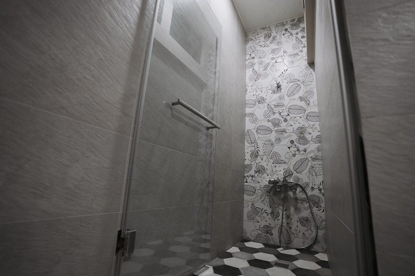 壁面與六角地磚的運用，讓完整的淋浴間更具藝術鑑賞性。