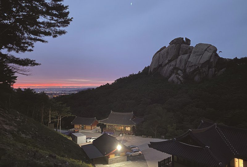 在位於江原道、地處偏僻的禾巖寺，也能看到許多參與寺廟寄宿的韓國家庭。