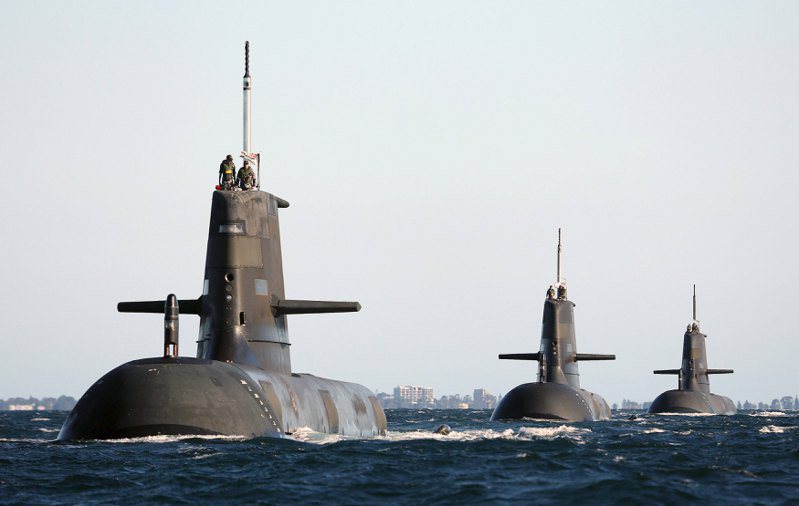 美國有意先幫澳洲建造首艘核潛艦，之後再協助澳洲自行建造。圖左起為澳洲柯林斯級潛艦HMAS Dechaineux、HMAS Waller 和 HMAS Sheean 。路透