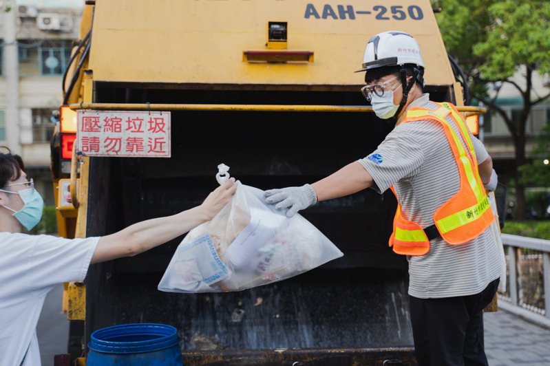 今年國慶日3天連續假期垃圾清運不打烊。圖／新竹市環保局提供