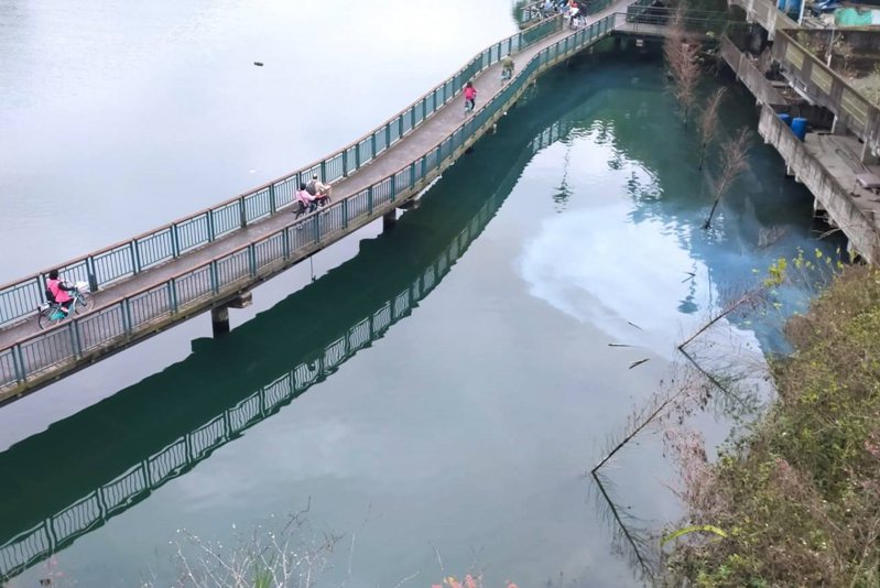 日月潭環湖單車道旁潭區今年2月遭飯店排放廢水汙染，成了牛奶湖。圖／讀者提供