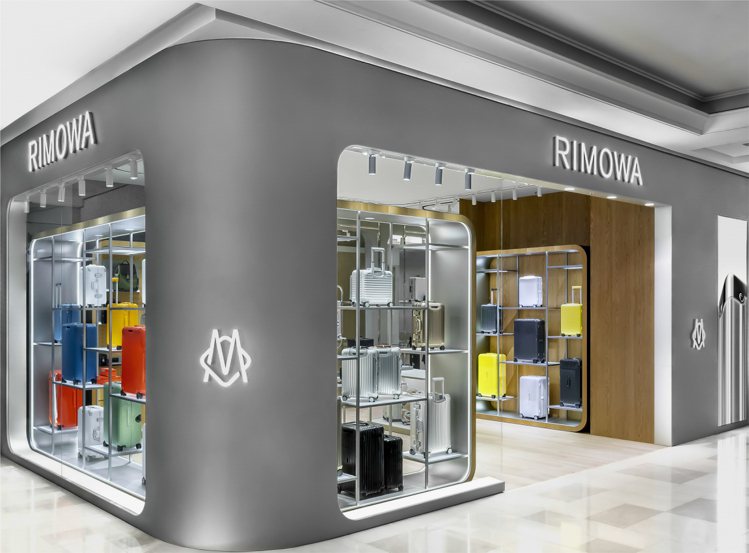 RIMOWA台中大遠百旗艦店使用目前全球最新的視覺形象來打造店裝，內部空間選用含...
